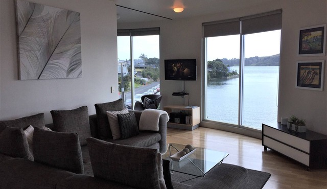 Unique & stylish apartment in the former Golden Bay silo on Raglan Wharf