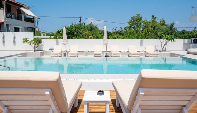 Unique suites only 1 minute away from the sea and Pet-Friendly!