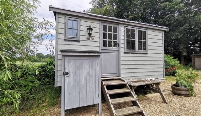Unique, tranquil retreat in fabulous grounds with own garden & pond. Nr Goodwood