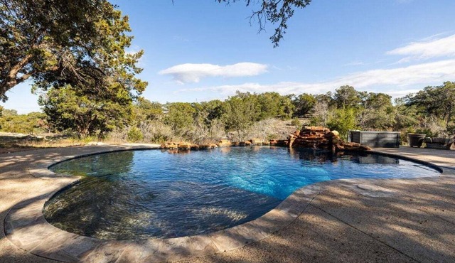 Unique Victorian Home - Pool - Pets - Firepit