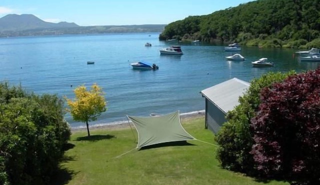 Unique Waterfront Bach. 913 Acacia Bay Road. Taupo