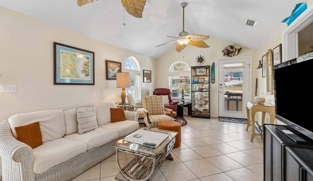 Uniquely decorated front duplex with rooftop deck access, within walking distance to the beach