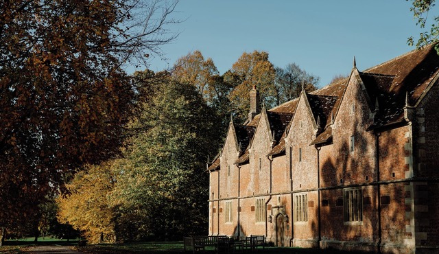 Uniquely restored stables - 8 bedrooms, dinning room, roll top baths, firepit