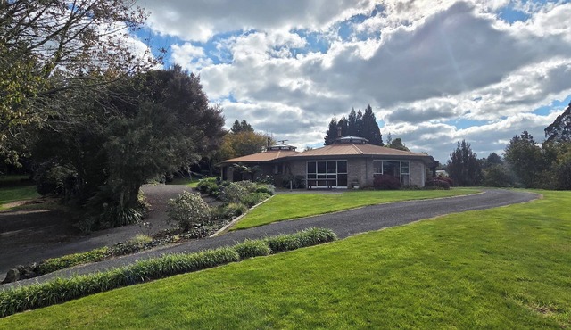 Uniquely spacious and comfy country home. Perfect for Mountain bikers!