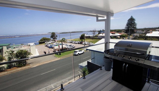 UNIT 2 OPPOSITE BEACH, RIVER ,HOTEL,CLUB,WALKING DISTANCE TO ALL VENUES ETC.