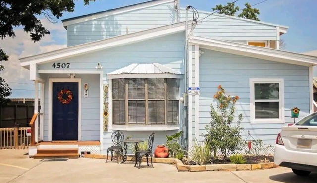 Unit 2 Teal bungalow is pet-friendly for your stay. close to Galveston and Kemah
