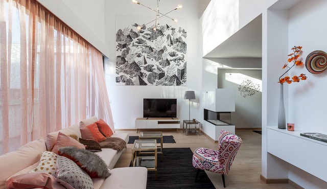 Unit 4 - Spacious Smart Home Triplex Private Garden & Parking