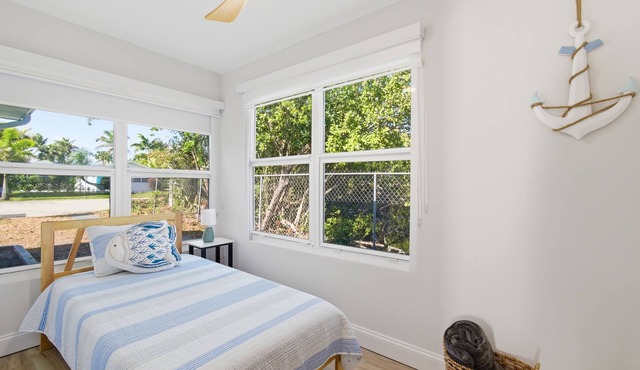 Unit A.Stylish Hidden Gem-3 miles Beach & old Naples in Us41/2bedroom 1 bathroom