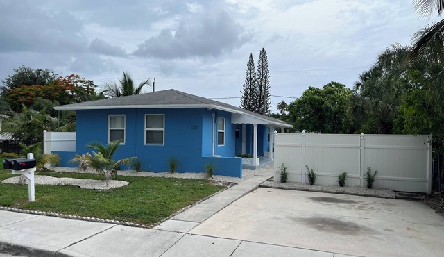 Unit B - Freshly Remodeled 1/1-Close to everything!