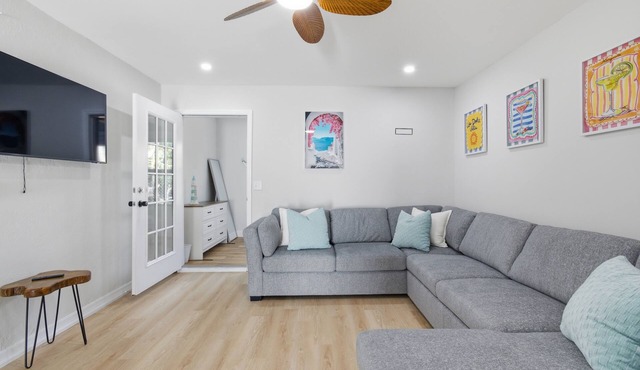 Unit B Modern Retreat Few minutes Away 5th Ave, Beach and Old Naples .Lake View