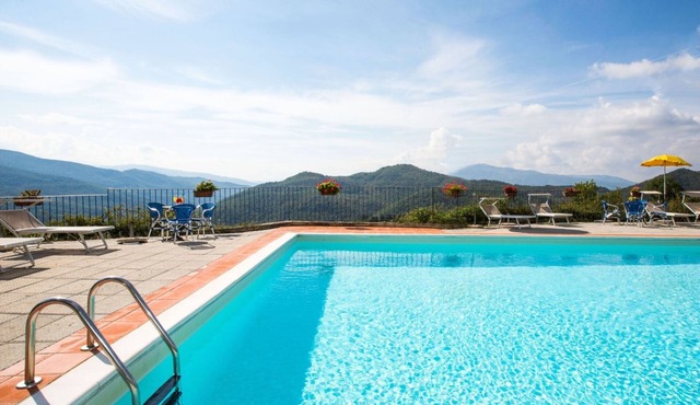 Universal Harmony - Usignolo Agriturismo with Mountain View and Shared Pool