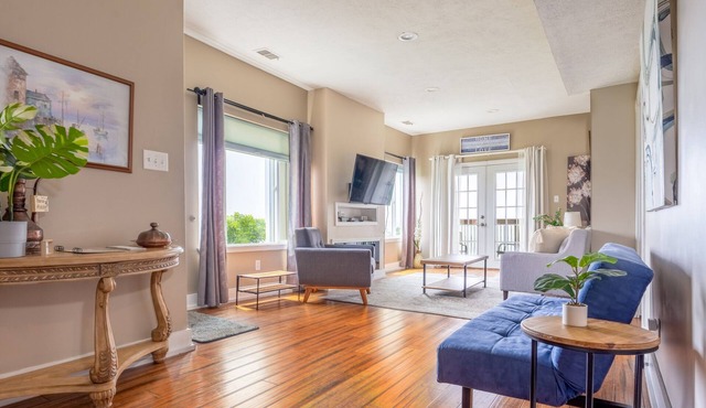 Unmatched City View! King Bed, 2BR Apt. Free Parking!
