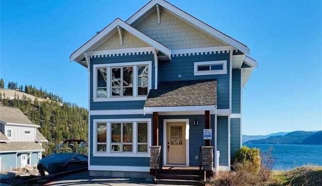 Unobstructed panoramic water & mountain lake front cottage