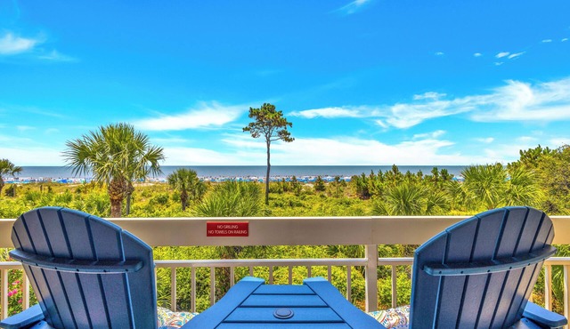 Unobstructed Oceanfront 1 bedroom condo with King size bed!