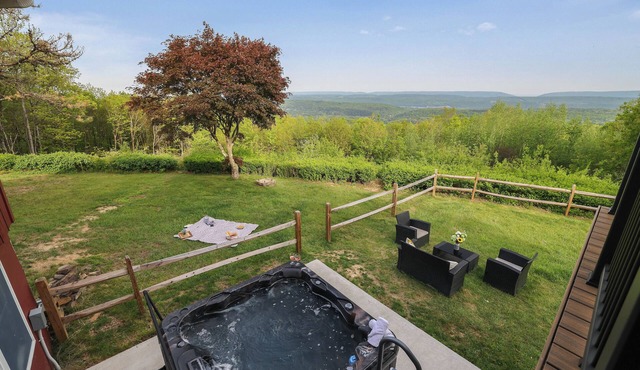 Unreal Mountain Views w/Hot tub Near Charming Jim Thorpe & Blue Mountain Skiing