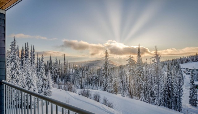Unrivalled Deluxe Ridge location Duplex with Amazing Views and good ski in/out