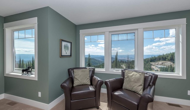 Unrivalled Deluxe Ridge location Duplex with Amazing Views and good ski in/out