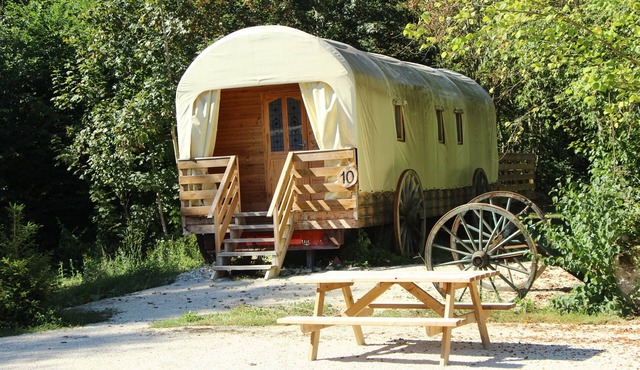 Unusual caravan in a far west atmosphere at the gates of Troyes