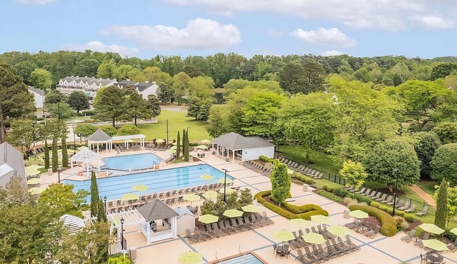 Unwind and Relax! Indoor & Outdoor Pools, Kitchen, Free Parking On-site!