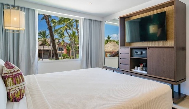 Unwind in Beachfront Comfort – Explore Exciting Nearby Attractions! Pool!