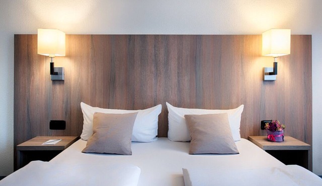 Unwind in Inviting Room w/Onsite Sauna | Steps to Ruhr Park Shopping Center