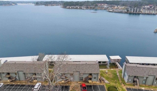 Updated 2 Bed 2 Bath Condo on beautiful Lake Hamilton 7 minutes from Oaklawn!