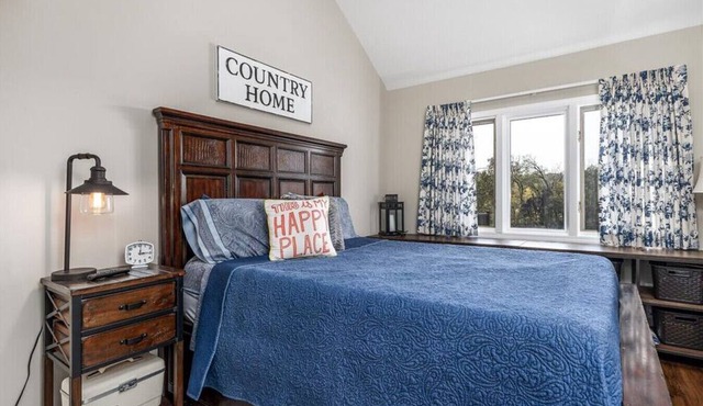 Updated 2-bed golf villa with views, fireplace & Galena Territory access