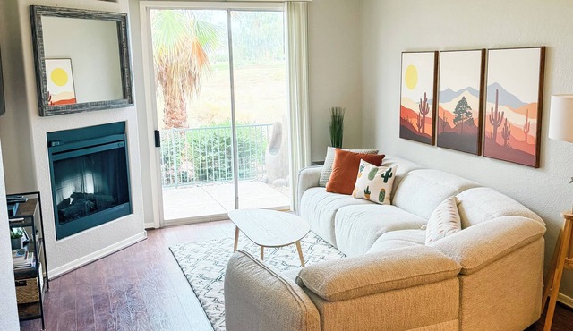 Updated 2 bedroom 2 bathroom condo - Golf Course View - Excellent Location