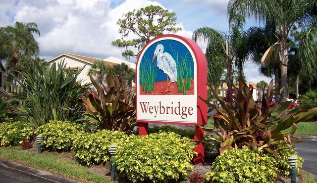 Updated 2bed/2bath end unit with gorgeous lake views!