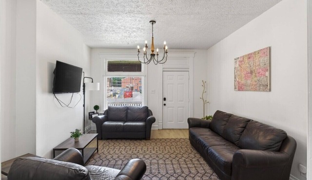 Updated 4BR/2.5BA in Old Town East | Sleeps 12 | Walk to Downtown