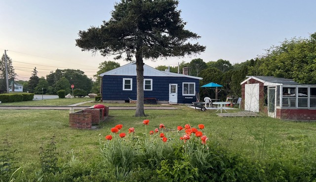 Updated '50's Cottage 5 mins to the beach with indoor and outdoor entertainment!