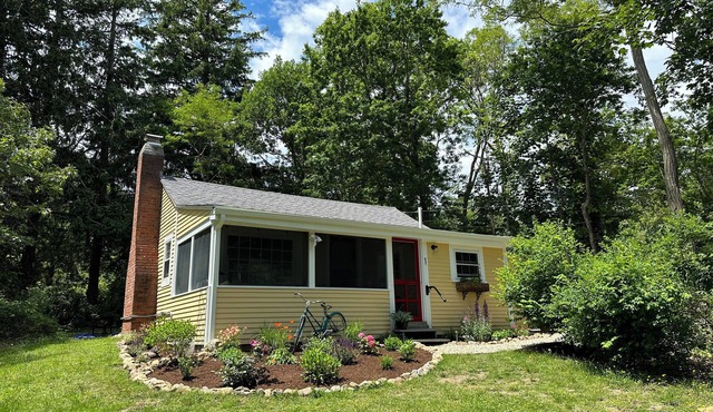 Updated Antique Cottage Walkable to Beach, Lake & Downtown