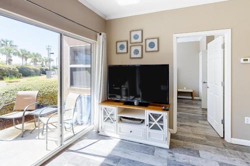 Updated beachside condo with dual suites balcony & pool - walkable locale