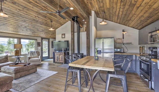 Updated Cabin w/Hot Tub ~ 11 Mi to Winter Park!