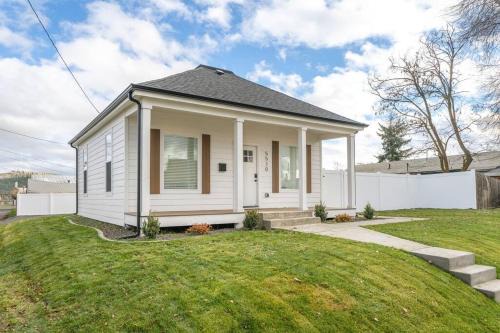 Updated Family Friendly Hillyard Gem NEW HOT TUB!