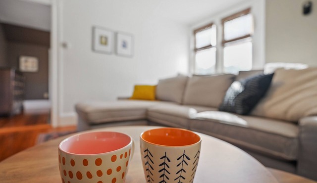 Updated, Historic District, Walk to Waterfront. Pet-Friendly! Sleeps 12