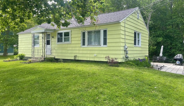 Updated Historical beach cottage in Scarborough near beaches, old orchard & more