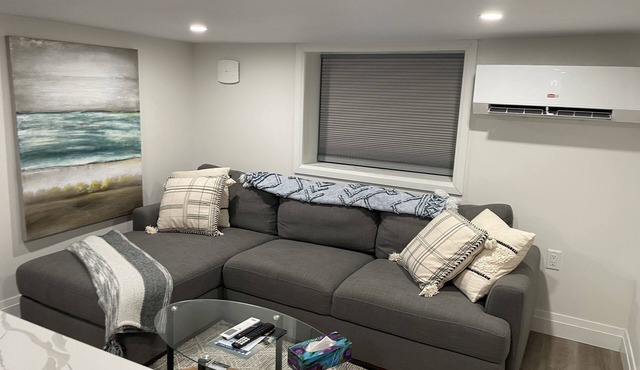 Updated Lower 2 bedroom/close to Hospitals and University!