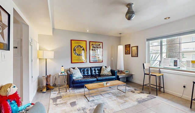 Updated modern condo w/shared pool & mountain views - near downtown
