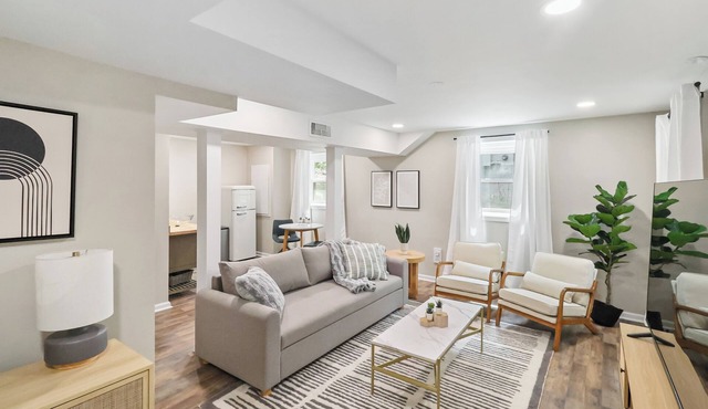 Updated & Modern Executive Rental Home Downtown: Pet and Long Stay Friendly