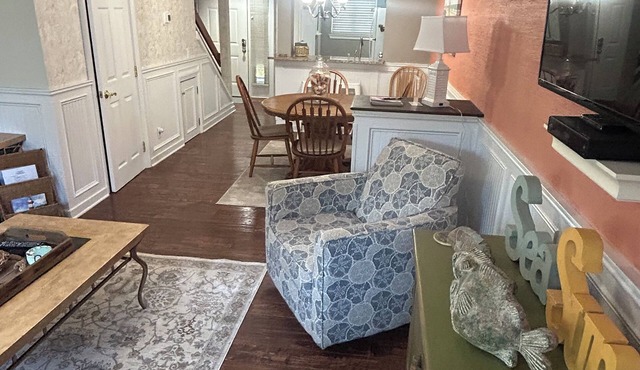 Updated poolside villa, short walk to beach and Coligny Plaza