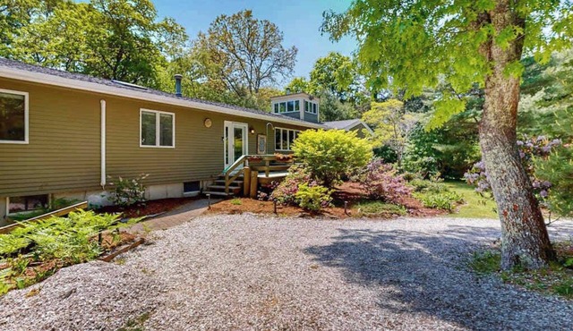 Updated ranch house with amazing deck & yard - 1 mile to the beach