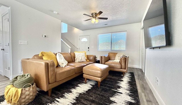 Updated townhouse just minutes from Zion with hot tub