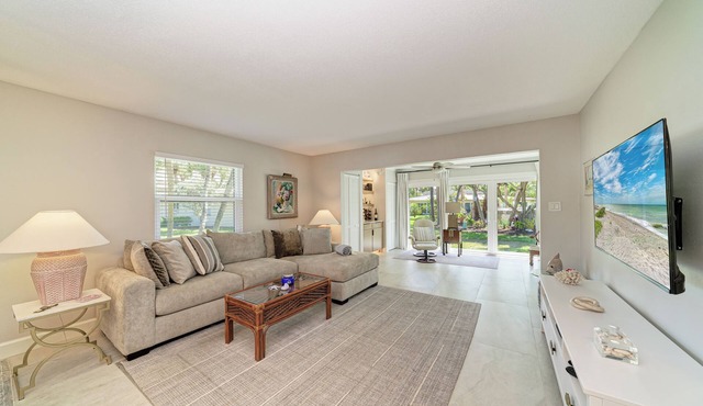 Updated Villa Condo -Steps to Beautiful White-Sand Beach
