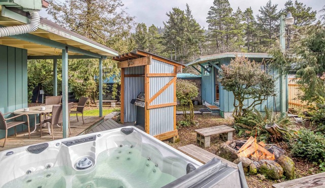Updates Galore, Queen Suite, Pool Table, Hot Tub, Near Beach in Tierra del Mar!