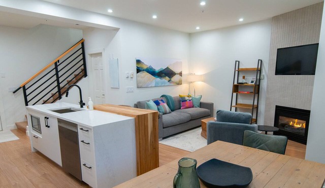 Upgraded Whistler Village Condo. BBQ on the Deck, Pool and Hot Area