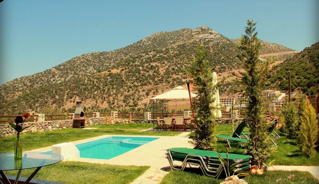 Uphoria Newly built spacious villa with a private swimming pool