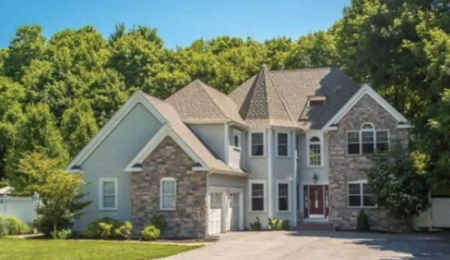 Upper Cape Mansion: Minutes From Beach