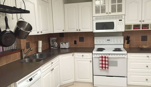 Upper Cottage Suite in Sylvan Lake - 2 Bedroom, sleeps 2 Adults