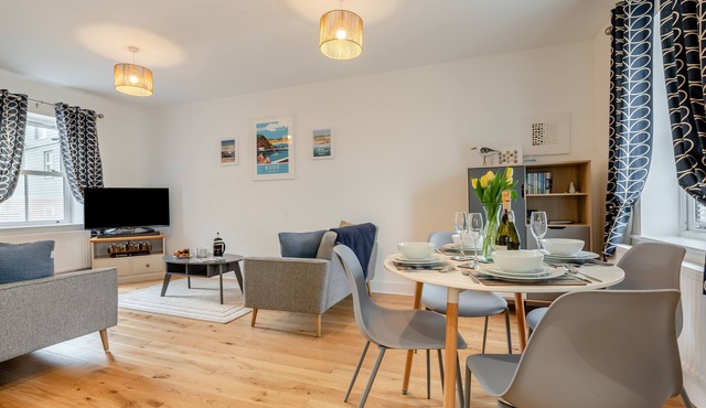 Upper Deck - Bude - Two Bedroom Apartment, Sleeps 4